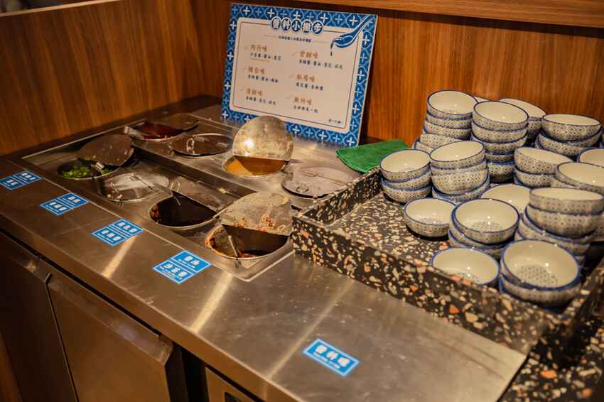 高雄美食必吃「這一小鍋高雄SOGO店」個人小火鍋澎派自助吧吃到飽。
