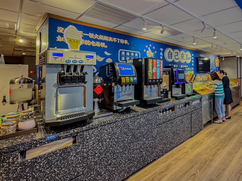 高雄美食必吃「這一小鍋高雄SOGO店」個人小火鍋澎派自助吧吃到飽。