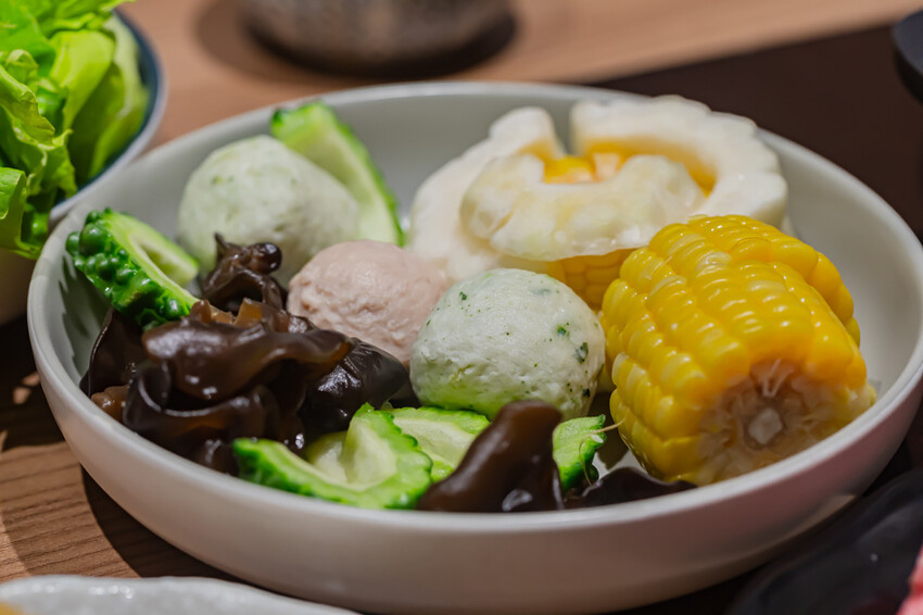 高雄美食必吃「這一小鍋高雄SOGO店」個人小火鍋澎派自助吧吃到飽。