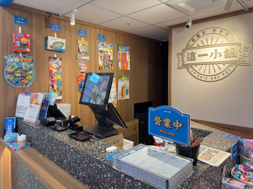 高雄美食必吃「這一小鍋高雄SOGO店」個人小火鍋澎派自助吧吃到飽。