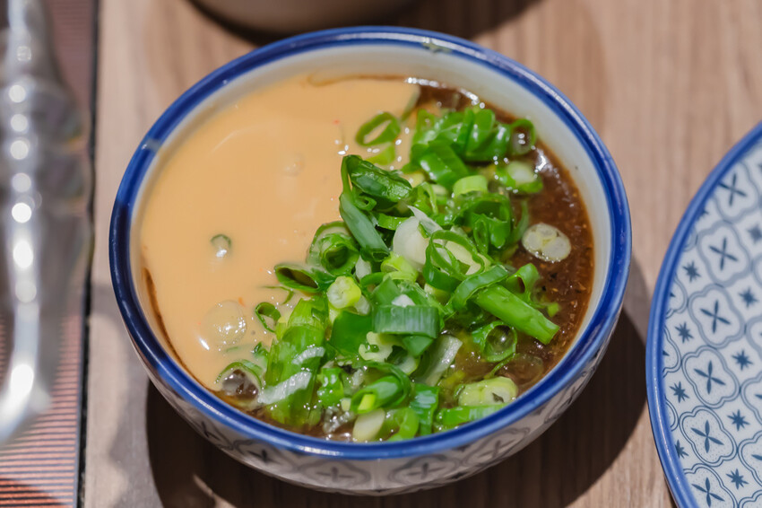 高雄美食必吃「這一小鍋高雄SOGO店」個人小火鍋澎派自助吧吃到飽。