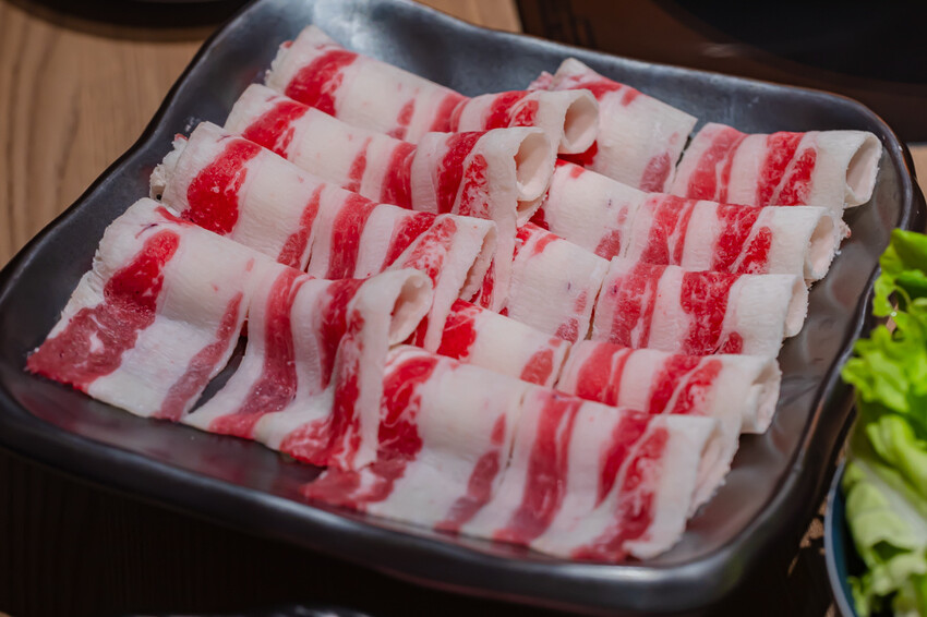 高雄美食必吃「這一小鍋高雄SOGO店」個人小火鍋澎派自助吧吃到飽。