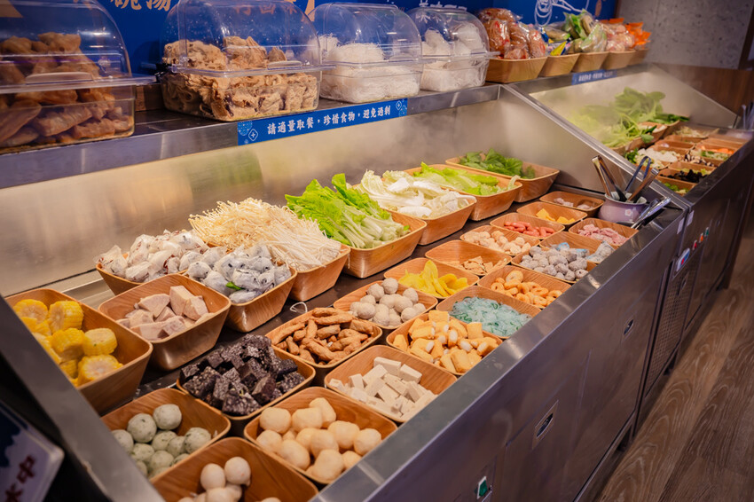 高雄美食必吃「這一小鍋高雄SOGO店」個人小火鍋澎派自助吧吃到飽。