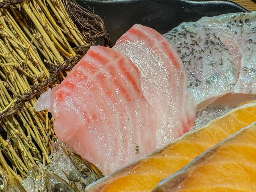 高雄美食必吃「這一小鍋高雄SOGO店」個人小火鍋澎派自助吧吃到飽。