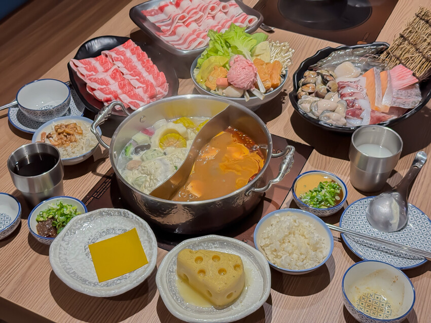 高雄美食必吃「這一小鍋高雄SOGO店」個人小火鍋澎派自助吧吃到飽。