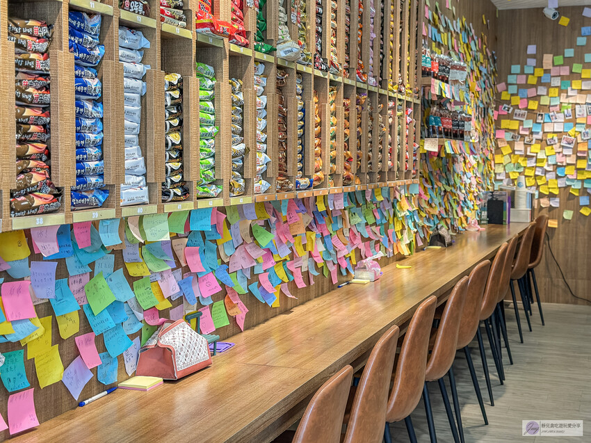 桃園火車站旁「韓熙恩無人拉麵店」不限時 全自助！讓你吃泡麵新體驗。