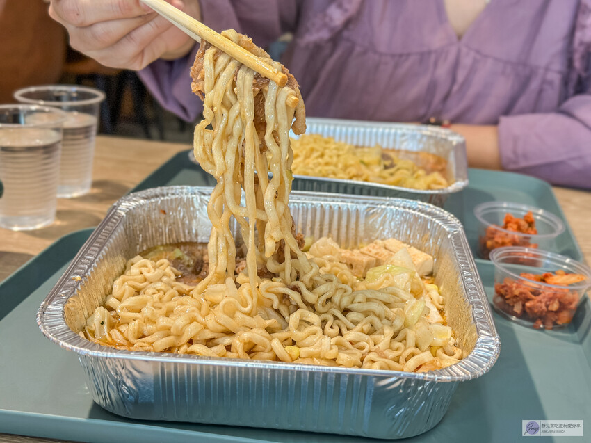 桃園火車站旁「韓熙恩無人拉麵店」不限時 全自助！讓你吃泡麵新體驗。
