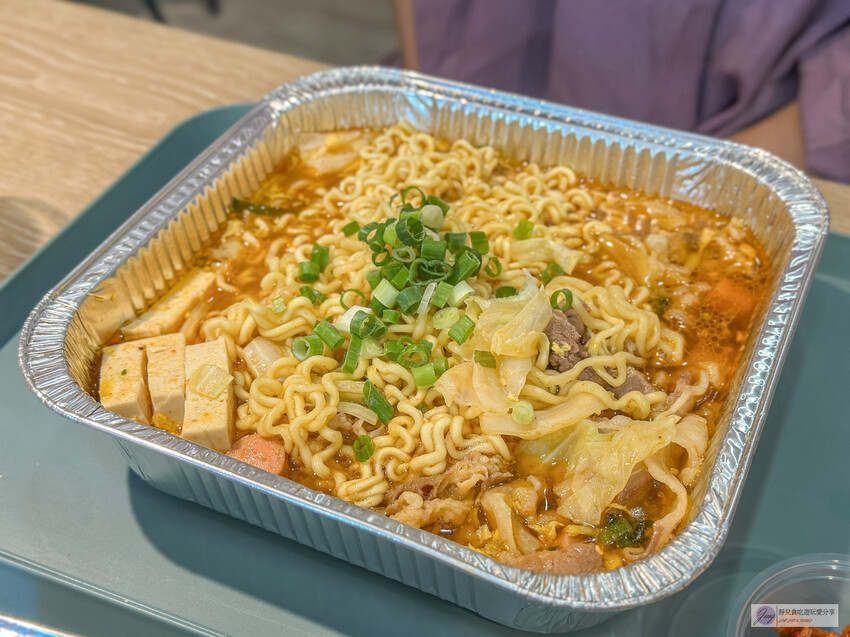 桃園火車站旁「韓熙恩無人拉麵店」不限時 全自助！讓你吃泡麵新體驗。