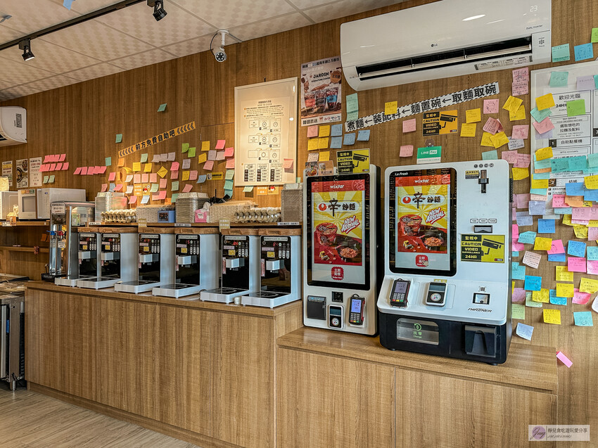 桃園火車站旁「韓熙恩無人拉麵店」不限時 全自助！讓你吃泡麵新體驗。