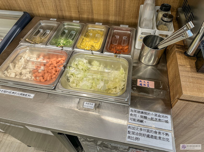 桃園火車站旁「韓熙恩無人拉麵店」不限時 全自助！讓你吃泡麵新體驗。