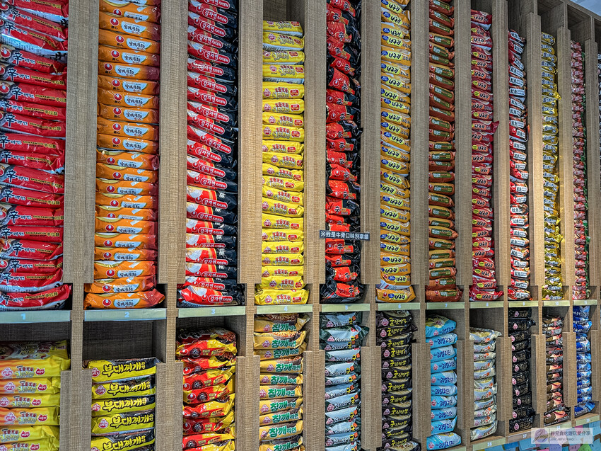 桃園火車站旁「韓熙恩無人拉麵店」不限時 全自助！讓你吃泡麵新體驗。