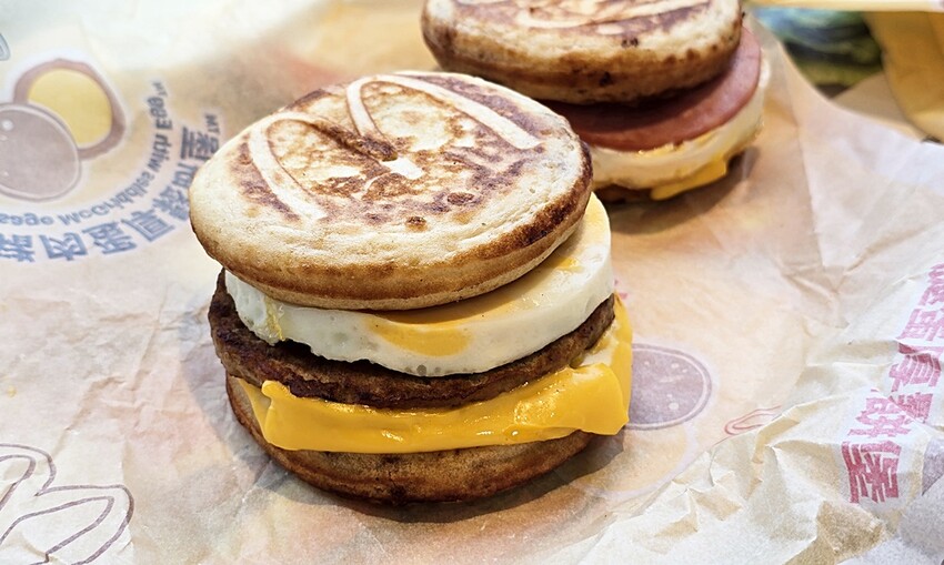 只賣35天！！風靡日本必吃神級早餐”麥當勞厚鬆餅堡”來囉！想吃快設鬧鐘～～