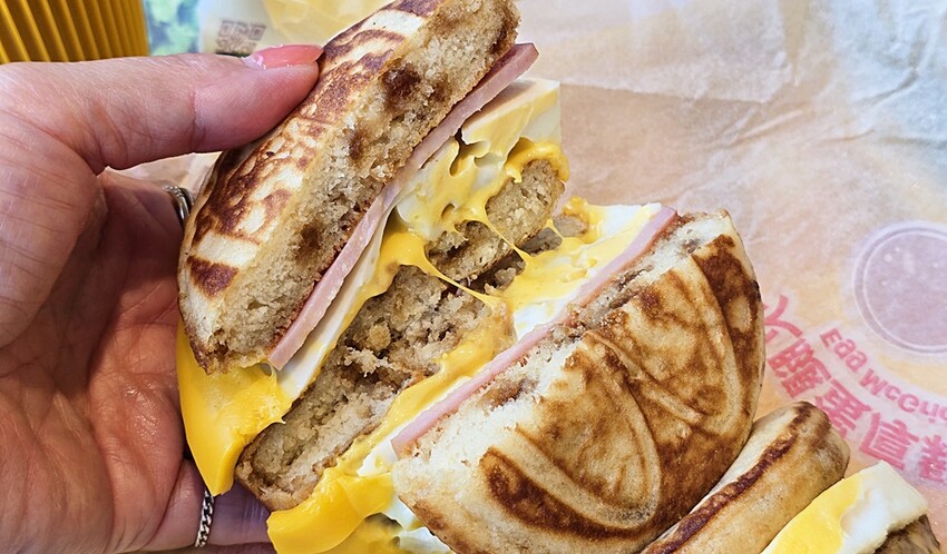 只賣35天！！風靡日本必吃神級早餐”麥當勞厚鬆餅堡”來囉！想吃快設鬧鐘～～