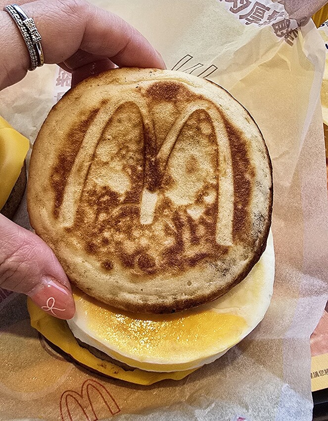 只賣35天！！風靡日本必吃神級早餐”麥當勞厚鬆餅堡”來囉！想吃快設鬧鐘～～