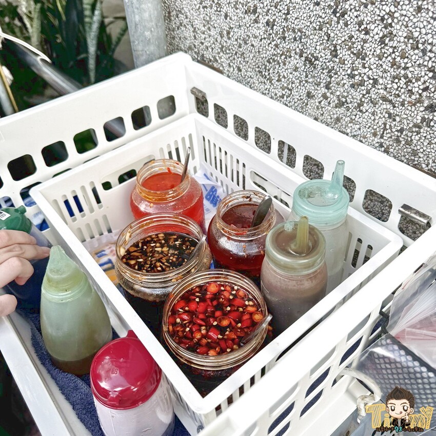 新竹縣竹東鎮新竹竹東|開店就排隊到深夜必吃廣東手工脆皮大鍋貼+酸辣湯.發財車鍋貼水餃大顆料多又便宜！(東林路夜市菜單電話營業時間) - 跟著踢小米吃喝玩樂趣