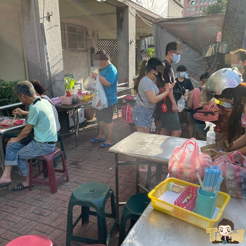 新竹縣竹東鎮新竹竹東|開店就排隊到深夜必吃廣東手工脆皮大鍋貼+酸辣湯.發財車鍋貼水餃大顆料多又便宜！(東林路夜市菜單電話營業時間) - 跟著踢小米吃喝玩樂趣