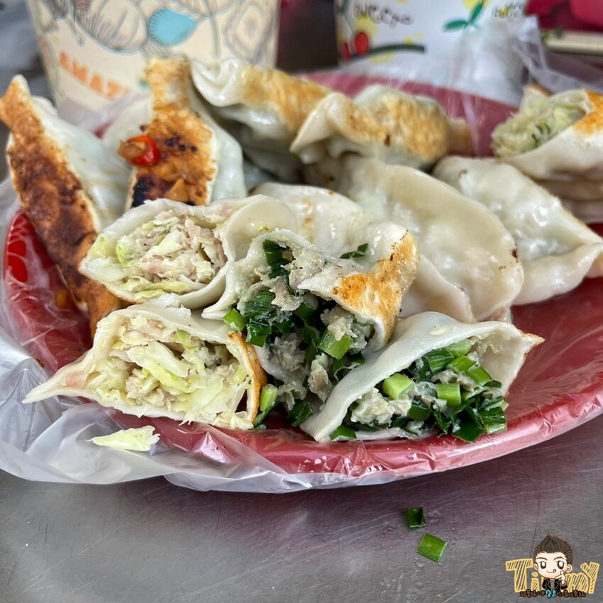 新竹縣竹東鎮新竹竹東|開店就排隊到深夜必吃廣東手工脆皮大鍋貼+酸辣湯.發財車鍋貼水餃大顆料多又便宜！(東林路夜市菜單電話營業時間) - 跟著踢小米吃喝玩樂趣