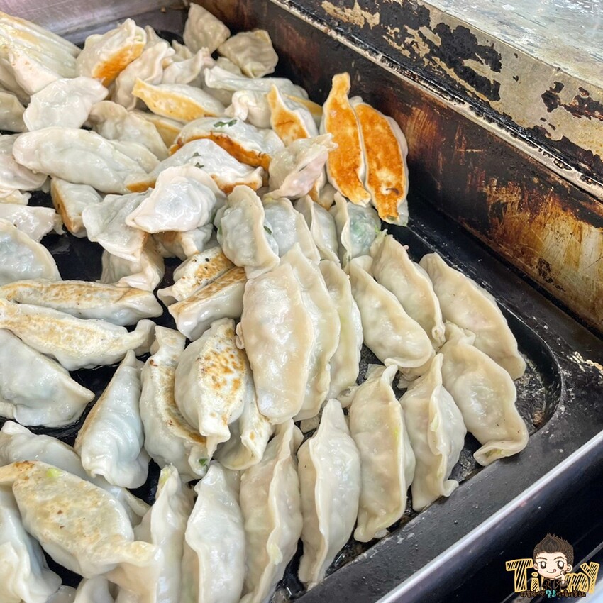 新竹縣竹東鎮新竹竹東|開店就排隊到深夜必吃廣東手工脆皮大鍋貼+酸辣湯.發財車鍋貼水餃大顆料多又便宜！(東林路夜市菜單電話營業時間) - 跟著踢小米吃喝玩樂趣