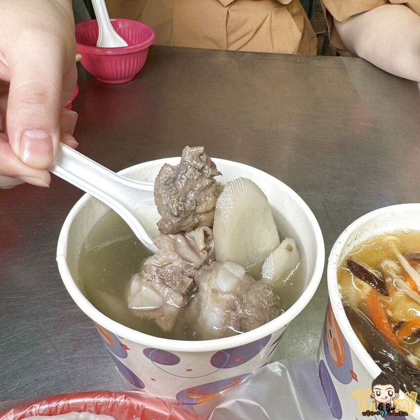 新竹縣竹東鎮新竹竹東|開店就排隊到深夜必吃廣東手工脆皮大鍋貼+酸辣湯.發財車鍋貼水餃大顆料多又便宜！(東林路夜市菜單電話營業時間) - 跟著踢小米吃喝玩樂趣