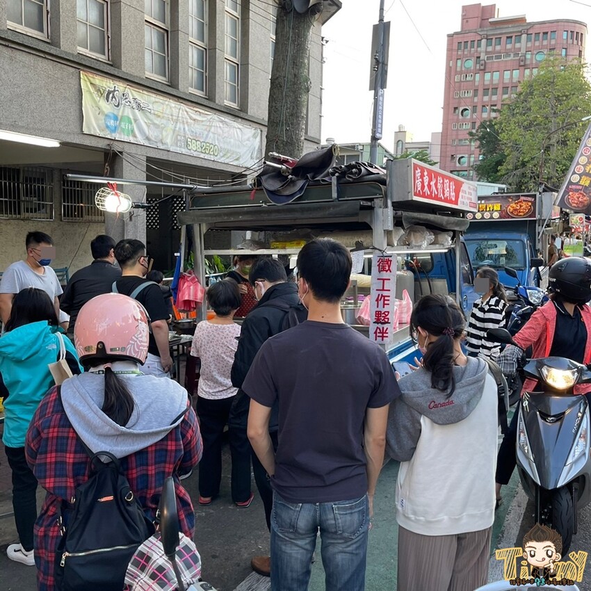 新竹縣竹東鎮新竹竹東|開店就排隊到深夜必吃廣東手工脆皮大鍋貼+酸辣湯.發財車鍋貼水餃大顆料多又便宜！(東林路夜市菜單電話營業時間) - 跟著踢小米吃喝玩樂趣