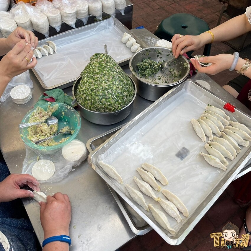 新竹縣竹東鎮新竹竹東|開店就排隊到深夜必吃廣東手工脆皮大鍋貼+酸辣湯.發財車鍋貼水餃大顆料多又便宜！(東林路夜市菜單電話營業時間) - 跟著踢小米吃喝玩樂趣