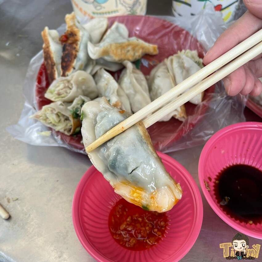 新竹縣竹東鎮新竹竹東|開店就排隊到深夜必吃廣東手工脆皮大鍋貼+酸辣湯.發財車鍋貼水餃大顆料多又便宜！(東林路夜市菜單電話營業時間) - 跟著踢小米吃喝玩樂趣