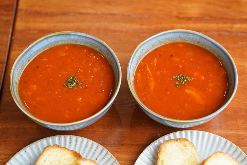 苗栗縣頭份市苗栗頭份貓咪中途餐廳「猫啊!!義式餐廳」,整體餐點平價又好吃,還能被幼貓們療癒~餐點激推濃濃蝦味鮮蝦義大利麵、墨魚燉飯、肉桂焦糖蘋果Pizza!