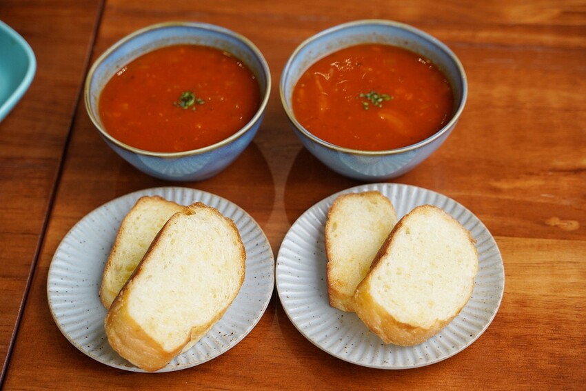 苗栗縣頭份市苗栗頭份貓咪中途餐廳「猫啊!!義式餐廳」,整體餐點平價又好吃,還能被幼貓們療癒~餐點激推濃濃蝦味鮮蝦義大利麵、墨魚燉飯、肉桂焦糖蘋果Pizza!