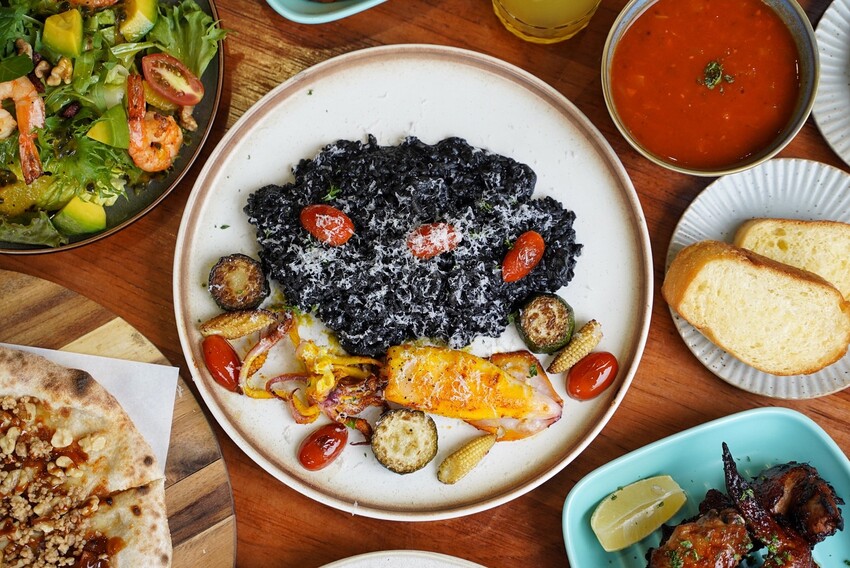 苗栗縣頭份市苗栗頭份貓咪中途餐廳「猫啊!!義式餐廳」,整體餐點平價又好吃,還能被幼貓們療癒~餐點激推濃濃蝦味鮮蝦義大利麵、墨魚燉飯、肉桂焦糖蘋果Pizza!