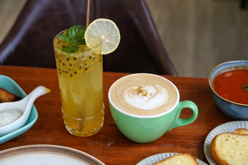 苗栗縣頭份市苗栗頭份貓咪中途餐廳「猫啊!!義式餐廳」,整體餐點平價又好吃,還能被幼貓們療癒~餐點激推濃濃蝦味鮮蝦義大利麵、墨魚燉飯、肉桂焦糖蘋果Pizza!