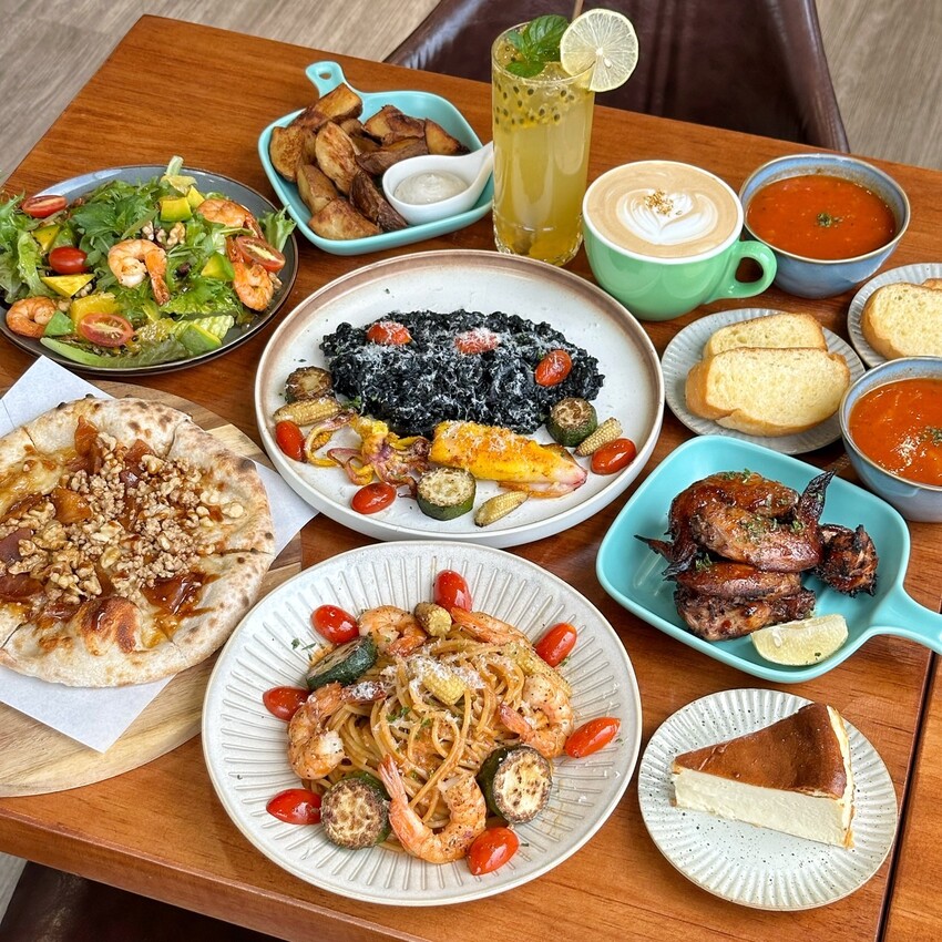 苗栗縣頭份市苗栗頭份貓咪中途餐廳「猫啊!!義式餐廳」,整體餐點平價又好吃,還能被幼貓們療癒~餐點激推濃濃蝦味鮮蝦義大利麵、墨魚燉飯、肉桂焦糖蘋果Pizza!