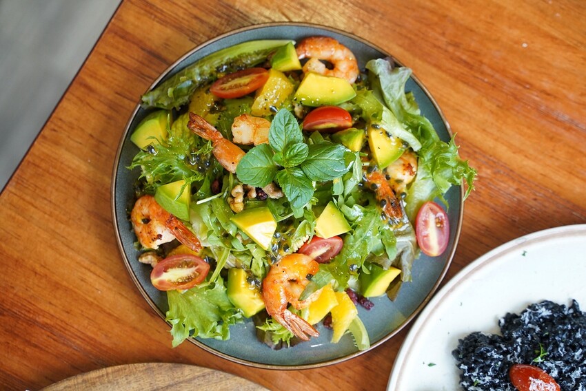 苗栗縣頭份市苗栗頭份貓咪中途餐廳「猫啊!!義式餐廳」,整體餐點平價又好吃,還能被幼貓們療癒~餐點激推濃濃蝦味鮮蝦義大利麵、墨魚燉飯、肉桂焦糖蘋果Pizza!