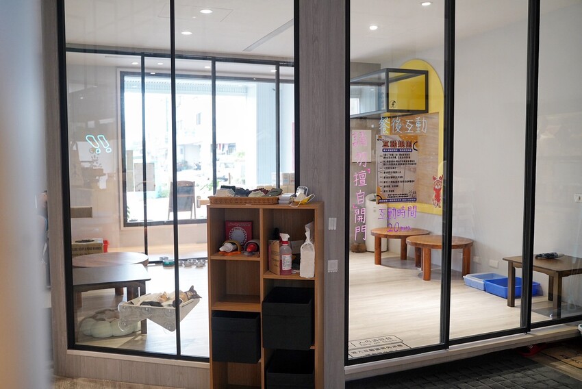 苗栗縣頭份市苗栗頭份貓咪中途餐廳「猫啊!!義式餐廳」,整體餐點平價又好吃,還能被幼貓們療癒~餐點激推濃濃蝦味鮮蝦義大利麵、墨魚燉飯、肉桂焦糖蘋果Pizza!