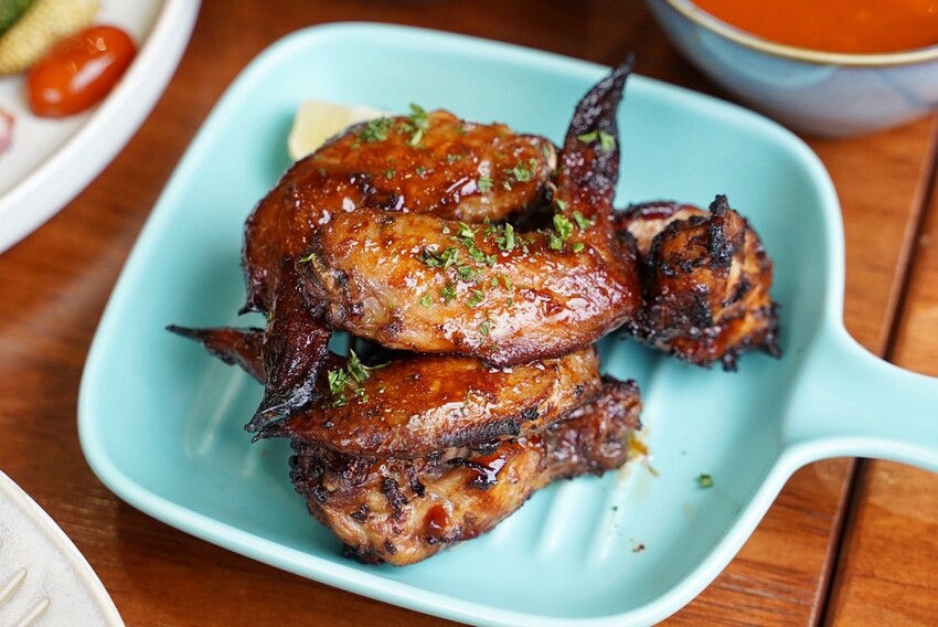 苗栗縣頭份市苗栗頭份貓咪中途餐廳「猫啊!!義式餐廳」,整體餐點平價又好吃,還能被幼貓們療癒~餐點激推濃濃蝦味鮮蝦義大利麵、墨魚燉飯、肉桂焦糖蘋果Pizza!