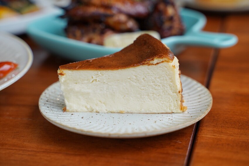 苗栗縣頭份市苗栗頭份貓咪中途餐廳「猫啊!!義式餐廳」,整體餐點平價又好吃,還能被幼貓們療癒~餐點激推濃濃蝦味鮮蝦義大利麵、墨魚燉飯、肉桂焦糖蘋果Pizza!