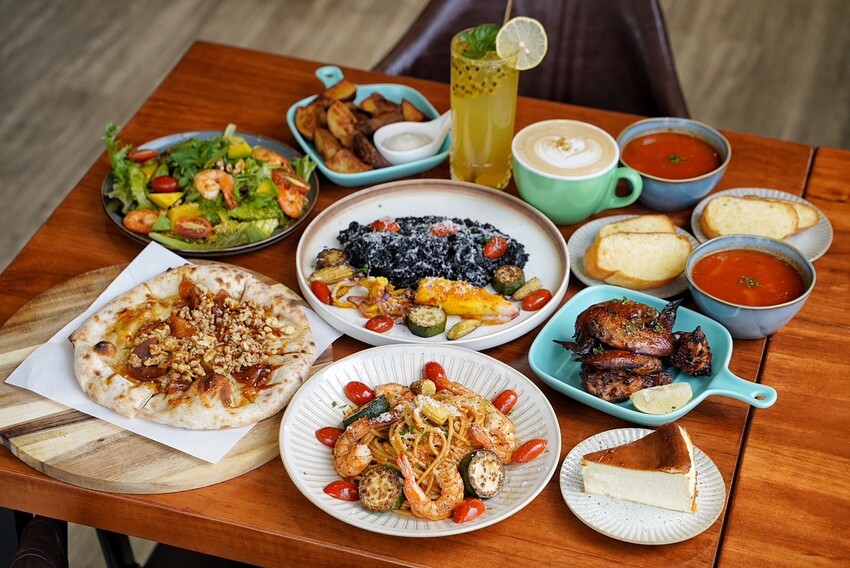 苗栗縣頭份市苗栗頭份貓咪中途餐廳「猫啊!!義式餐廳」,整體餐點平價又好吃,還能被幼貓們療癒~餐點激推濃濃蝦味鮮蝦義大利麵、墨魚燉飯、肉桂焦糖蘋果Pizza!