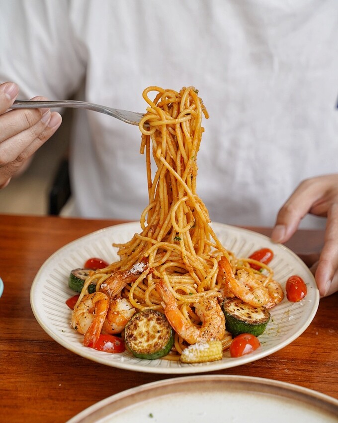 苗栗縣頭份市苗栗頭份貓咪中途餐廳「猫啊!!義式餐廳」,整體餐點平價又好吃,還能被幼貓們療癒~餐點激推濃濃蝦味鮮蝦義大利麵、墨魚燉飯、肉桂焦糖蘋果Pizza!