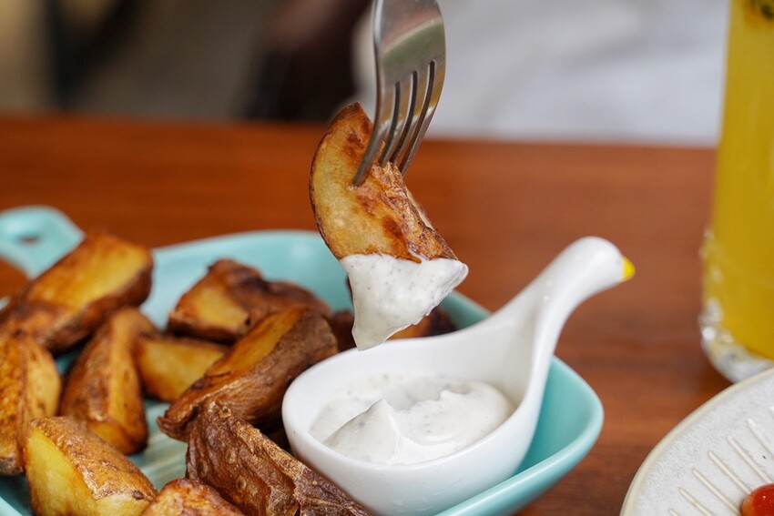 苗栗縣頭份市苗栗頭份貓咪中途餐廳「猫啊!!義式餐廳」,整體餐點平價又好吃,還能被幼貓們療癒~餐點激推濃濃蝦味鮮蝦義大利麵、墨魚燉飯、肉桂焦糖蘋果Pizza!