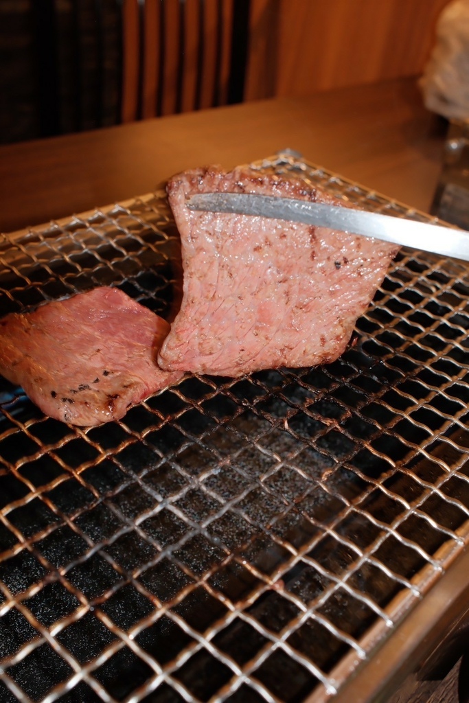 高雄燒肉推薦【鉄人燒肉】和牛入口即化有代烤|燒肉套餐CP值超