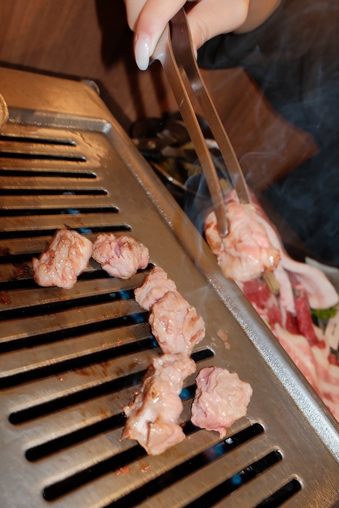 高雄燒肉推薦【鉄人燒肉】和牛入口即化有代烤|燒肉套餐CP值超