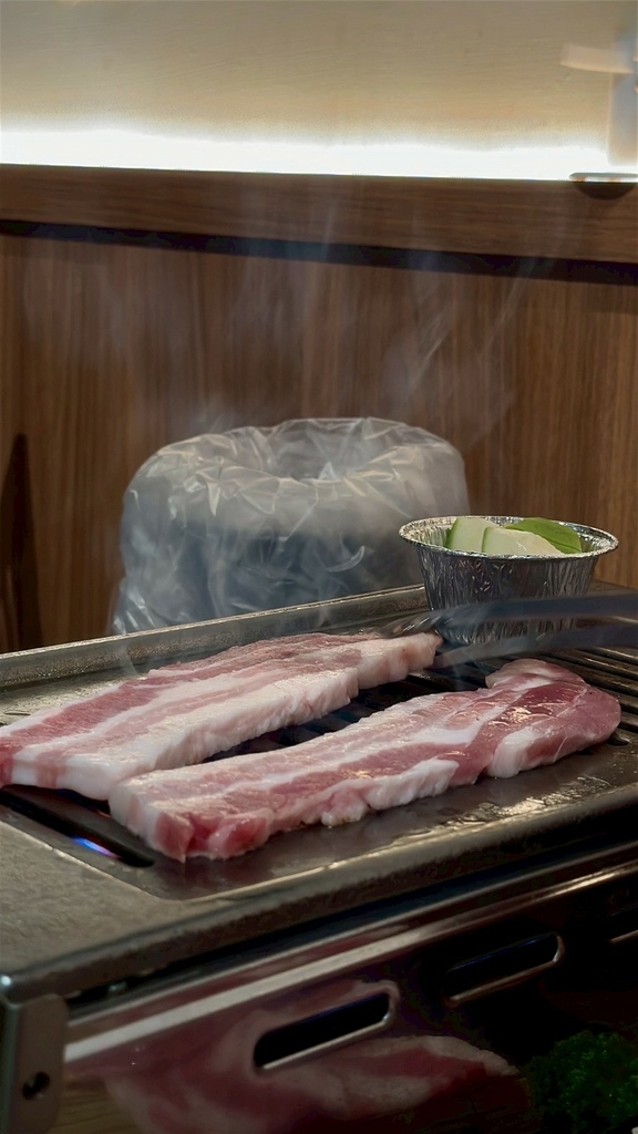 高雄燒肉推薦【鉄人燒肉】和牛入口即化有代烤|燒肉套餐CP值超