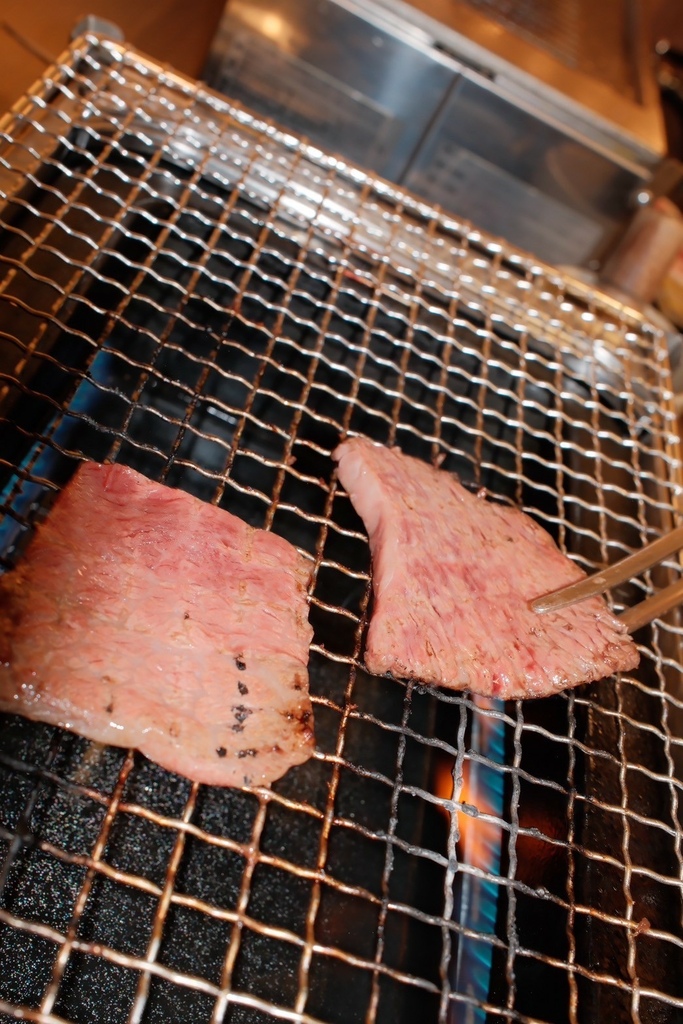 高雄燒肉推薦【鉄人燒肉】和牛入口即化有代烤|燒肉套餐CP值超