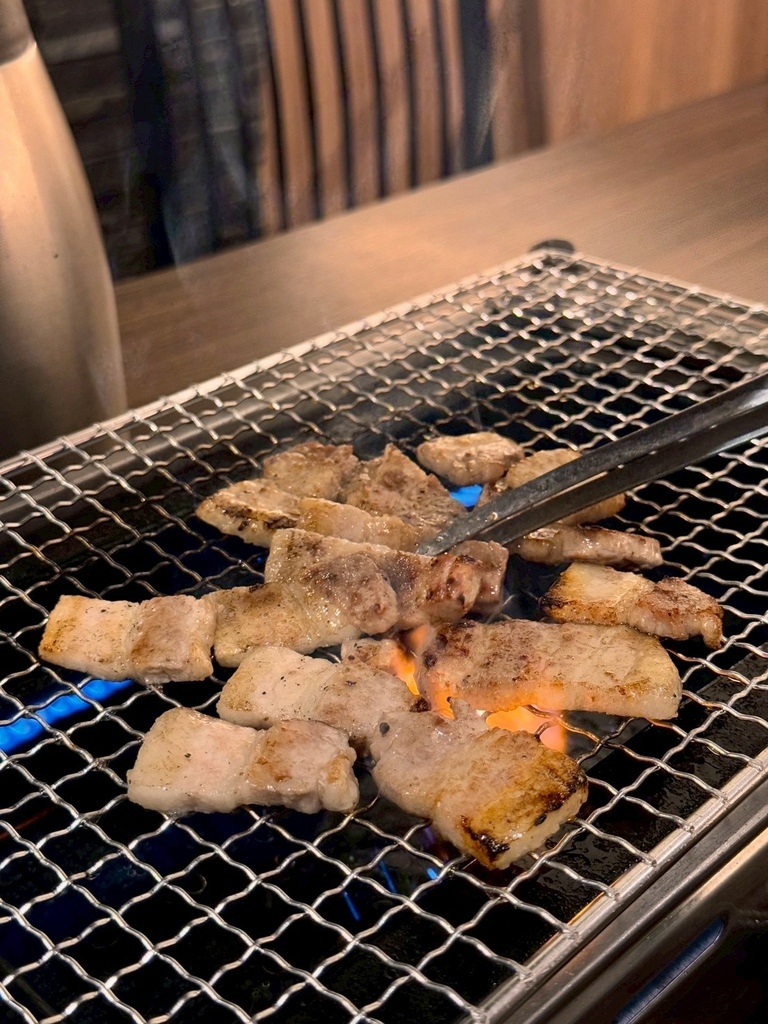 高雄燒肉推薦【鉄人燒肉】和牛入口即化有代烤|燒肉套餐CP值超