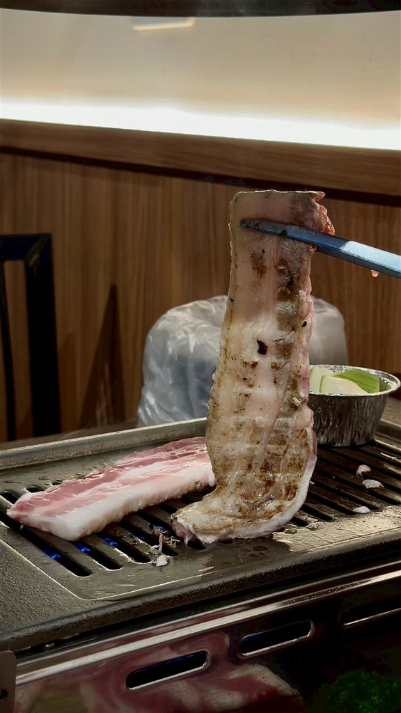 高雄燒肉推薦【鉄人燒肉】和牛入口即化有代烤|燒肉套餐CP值超