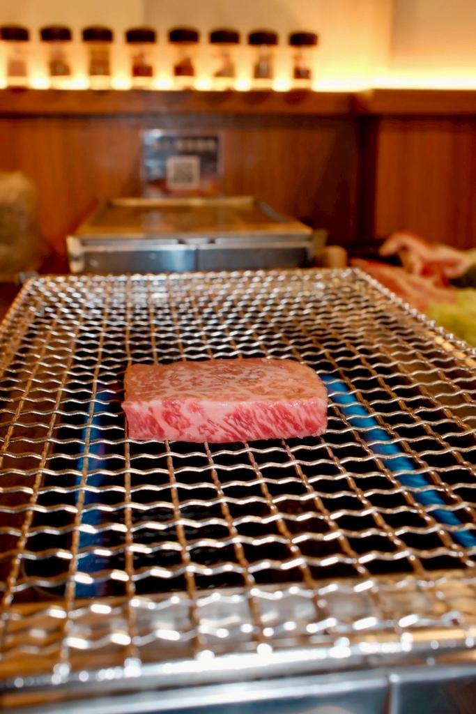 高雄燒肉推薦【鉄人燒肉】和牛入口即化有代烤|燒肉套餐CP值超