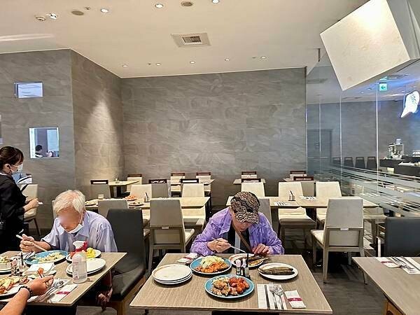 台北吃到飽霸主「漢來海港餐廳」海鮮控的天堂,螃蟹 爐烤牛排CP值爆表。