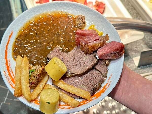 台北吃到飽霸主「漢來海港餐廳」海鮮控的天堂,螃蟹 爐烤牛排CP值爆表。