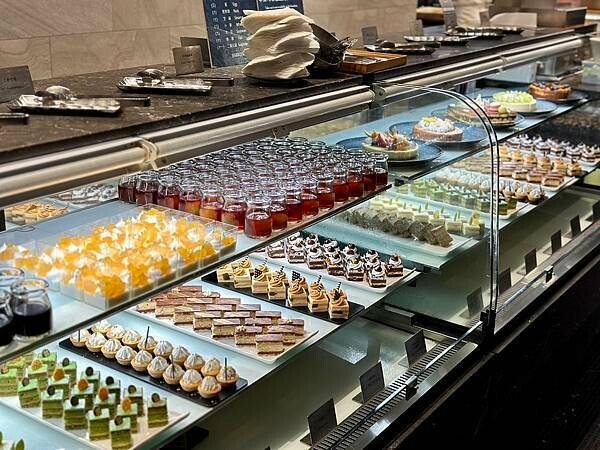 台北吃到飽霸主「漢來海港餐廳」海鮮控的天堂,螃蟹 爐烤牛排CP值爆表。