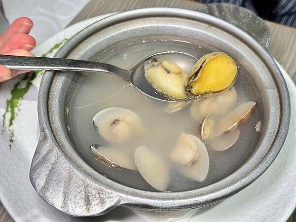 台北吃到飽霸主「漢來海港餐廳」海鮮控的天堂,螃蟹 爐烤牛排CP值爆表。