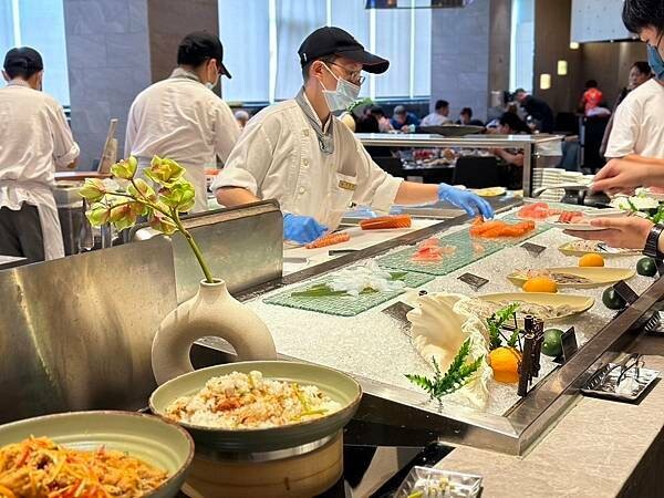 台北吃到飽霸主「漢來海港餐廳」海鮮控的天堂,螃蟹 爐烤牛排CP值爆表。